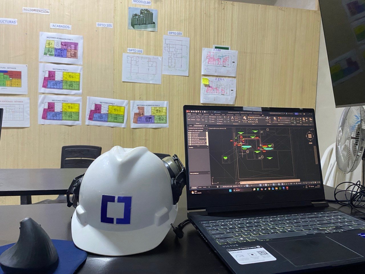 Casco de CODingeniería junto a la sectorización y el modelo del proyecto