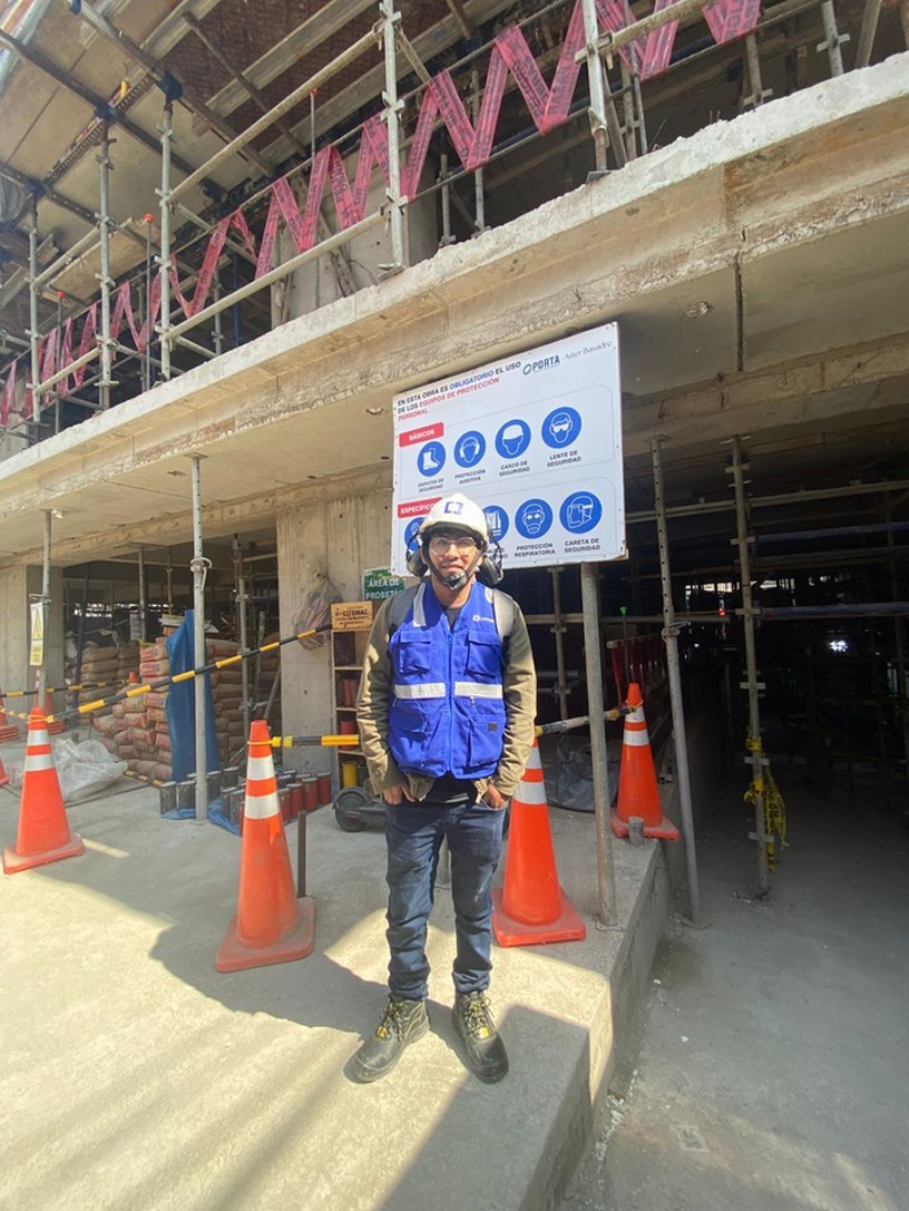 Ingeniero de CODingeniería en obra del proyecto Aster Basadre